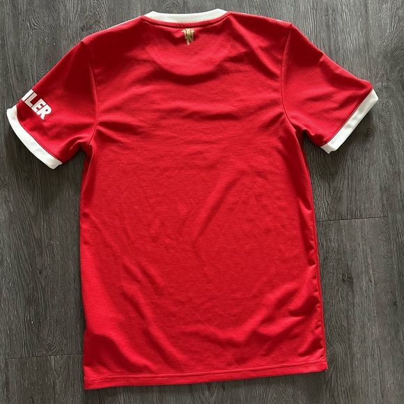 Manchester United 21/22 Home Jersey - Picture 2 of 5